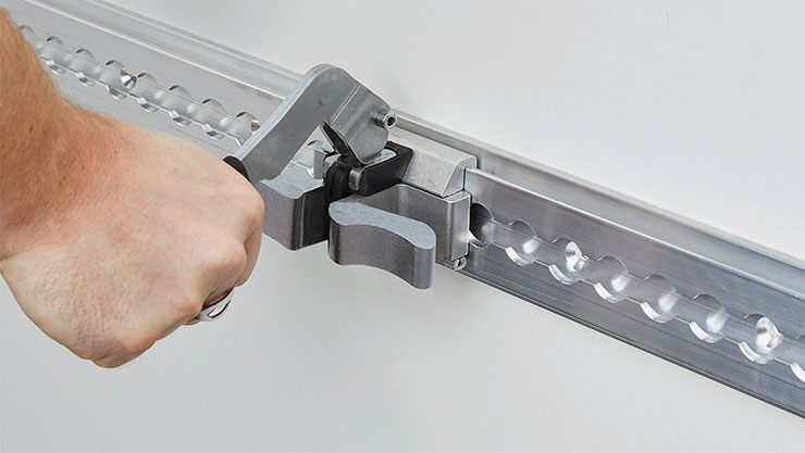 Load restraint for mobile container racks