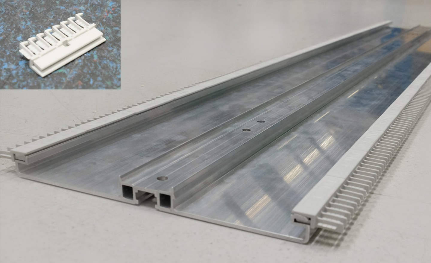 [Translate to English:] Kämme auf den Aluschienen ...