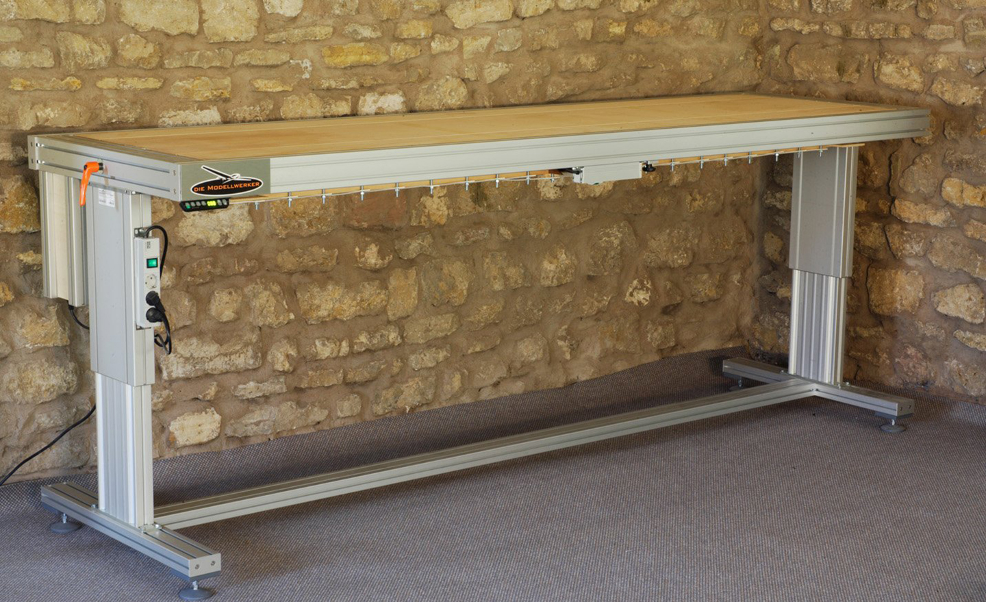 [Translate to English:] Modellbau-Tisch mit elektrischer Höhenverstellung
