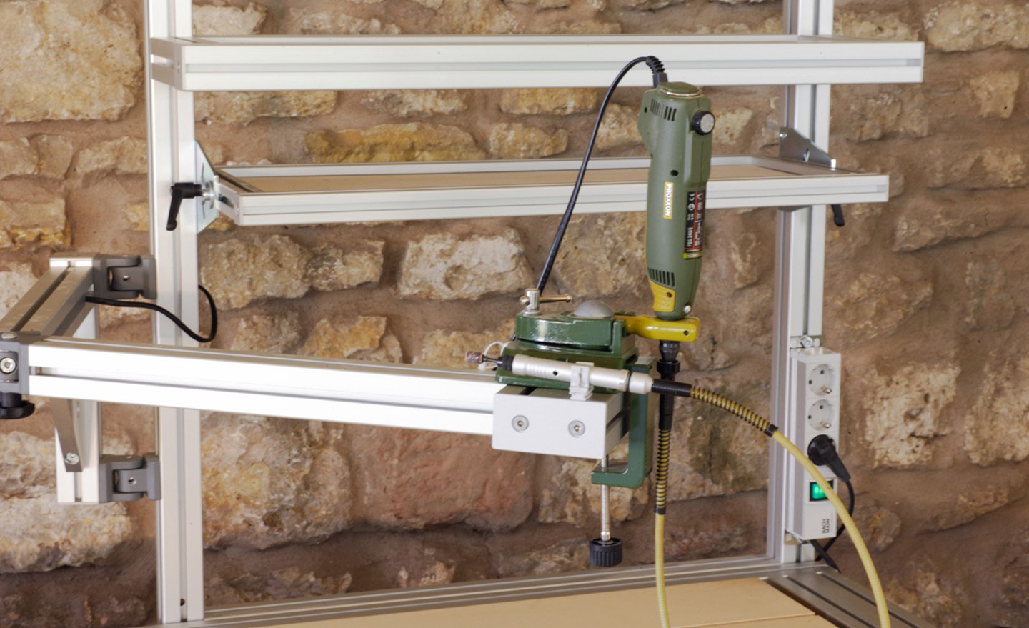 [Translate to English:] Schwenkarm für Werkzeug und Montagehilfen